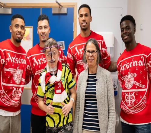 圣诞前夕送温暖，萨卡、马丁内利等阿森纳球员探望生病的孩子