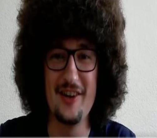 发型如何一名曼联球迷一年前发誓，球队不五连胜就不剪发