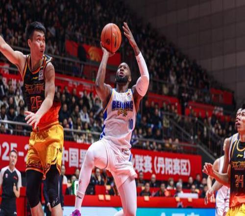 全场3中0又成拖累！首钢争议外援再遭许利民弃用，或提前被裁掉