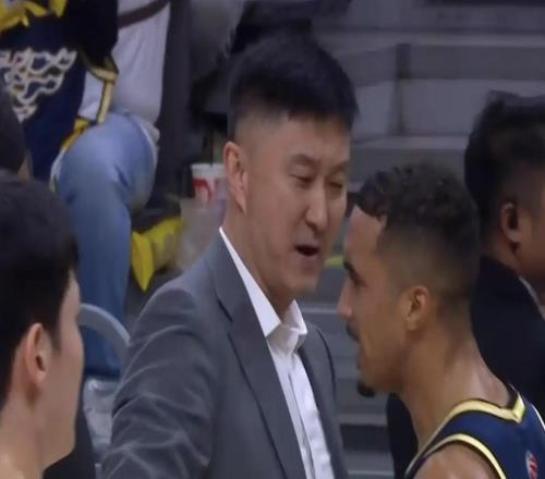 杜锋：刘维伟麾下的青岛非常强大，缺兵少将拿下比赛确实不易