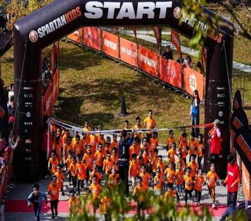 2025斯巴达勇士儿童赛收官战深圳上演，近8000人参赛