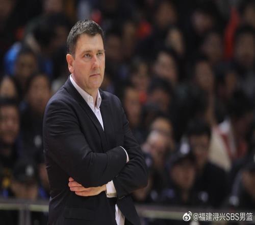 赛后握手，张庆鹏再遇凯撒！廖三宁远投绝杀，北控9491险胜福建