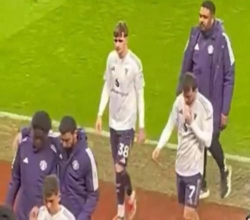 曼塔托首次入选一线队名单，赛后B费搂着他肩膀一起回更衣室