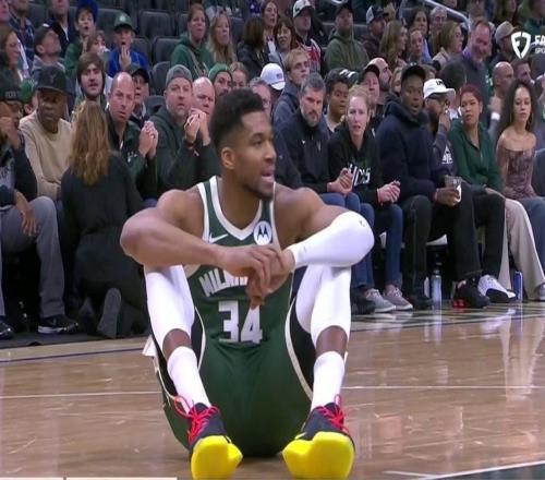 或失去评奖资格，Shams：字母哥右小腿拉伤，预计伤停24周