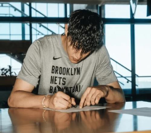 刚刚！曾凡博与NBA篮网队完成签约