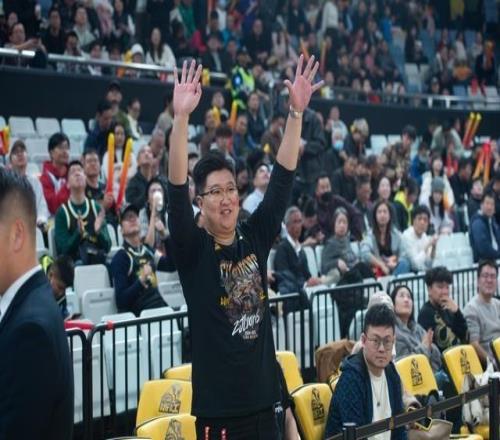 广厦球迷亚洲杯现场助威男篮，广厦邀其回国观揭幕战并赠礼