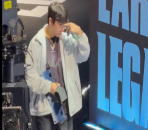 破案了疑似GEN鞠躬镜头不公开原因：尺帝赛后不等队友向观众鞠躬快步下台