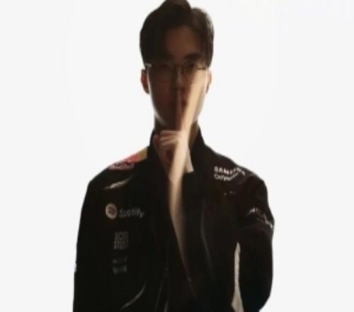 T1分享队员新赛季队服宣传照：展现选手独特的剪影和存在感