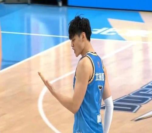 广东为何31分惨败杜锋束手无策，许利民偷着笑，真要大结局了吧