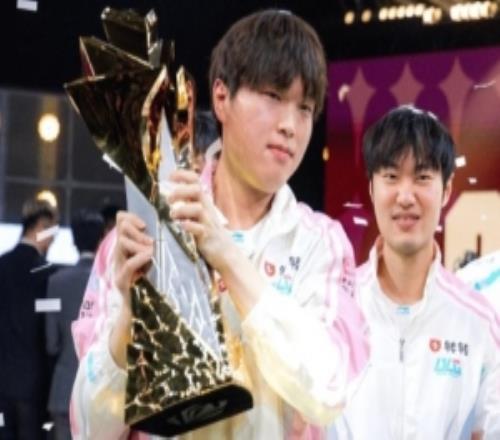 LOL官推分享Bin和Knight两次捧杯照：先锋赛和MSI双料冠军