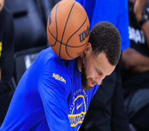 库里把桑德斯防成科比！六犯毕业！赛前还被卢明牌要点名军训！