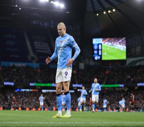 31！哈兰德梅开二度+10轮13球，曼城终结大黑马不败，紧追阿森纳