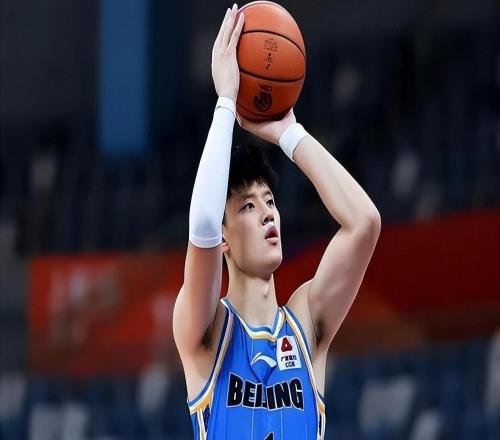 曾凡博从篮网得到的是训练营合同，他未必能够得到双向合同