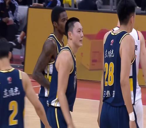 恭喜广东队！CBA最强中锋打成大腿，已被朱芳雨重金“锁人”！