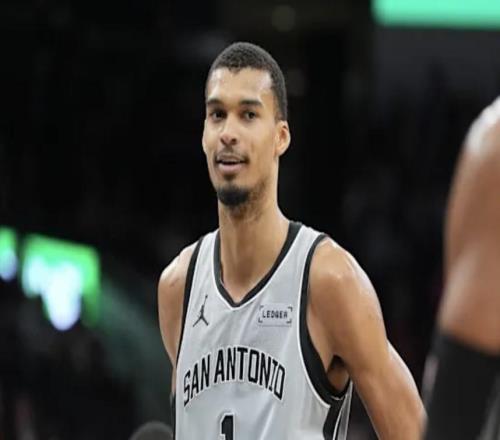 队记：文班亚马右脚踝酸痛，明日对阵丹佛掘金出战成疑