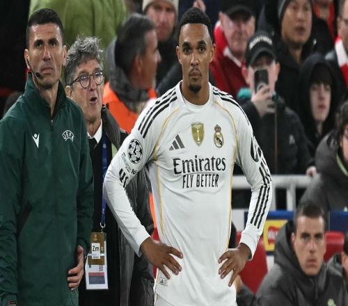 嘘声震耳！阿诺德穿皇马战袍回归安菲尔德，触球就嘘，壁画被涂鸦