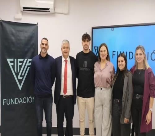 阿斯：劳尔阿森西奥赛场上饱受极端辱骂，场下却长期致力慈善