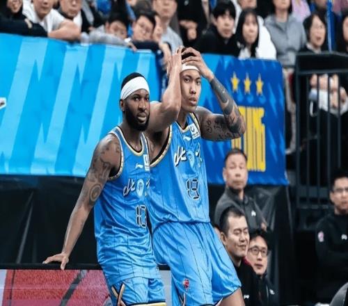 破案了！许利民撤下22分功臣原因，首钢被追7分，连换3个外援上场