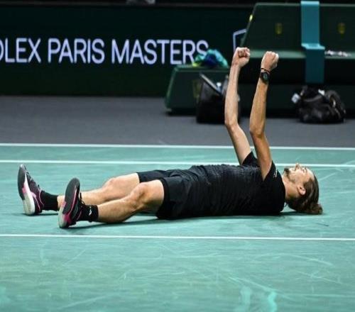 巴黎大师赛：兹维列夫21逆转淘汰梅德韦杰夫，后者无缘总决赛