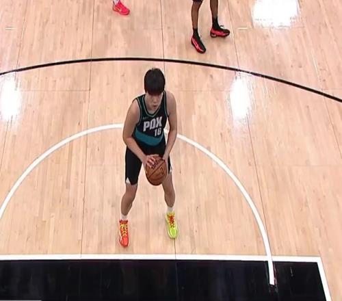 重获10分钟出场时间，杨瀚森2罚2中得2分2板1助2帽0失误，正负值+1