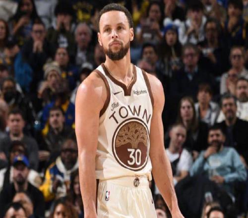 勇士暴露最大短板，科尔带库里新消息！格林一点该夸，裁判引争议