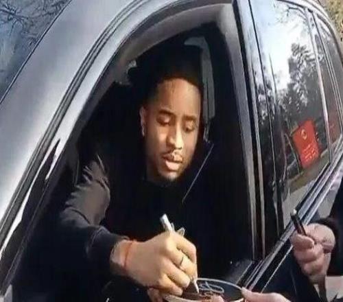 记者丨给球迷签名时被问及是否会离队