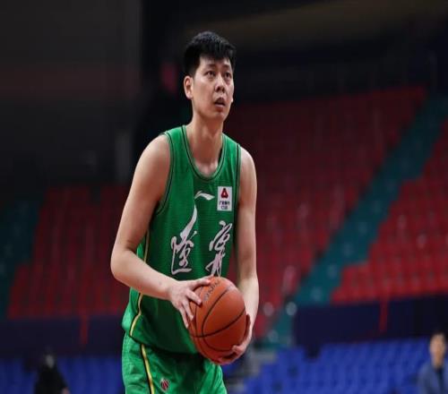 宣布退役CBA山东老队长场均2.7分，1个冠军在手，刘维伟不挽留