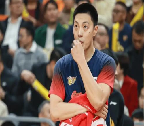 拿600万，25分钟得3分+正负值最低，球迷：全队负着你的重前行