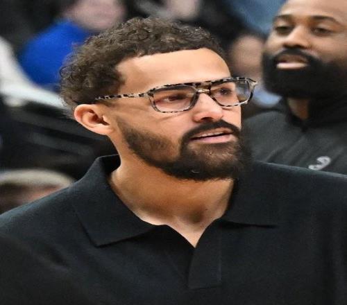 队记：杨本赛季预计不会为奇才过多出战，因球队想保住选秀权