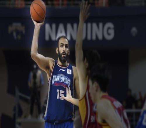 一回合送仨帽，35岁亚洲第一中锋仍在CBA肆虐，除了阿联谁可一战