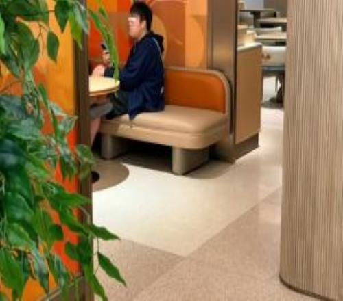 Bin哥真没去！贴吧网友晒出Bin哥在医院照片好像真割了双眼皮