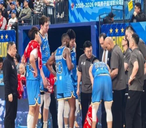 北京不敌广厦引热议！球迷狂刷官媒“抓紧换外援不然今年又白忙”