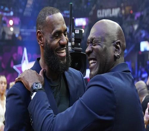 杜兰特：乔丹曾厌倦赛场但满血归来，詹姆斯则是一直坚持至今