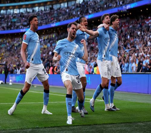 足坛狂欢夜！曼城世界波绝杀，阿森纳重夺英超榜首，热刺终于赢了