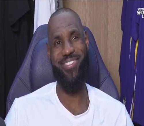 裁判吹罚是否对湖人有影响詹姆斯露出耐人寻味的笑容：我不知道