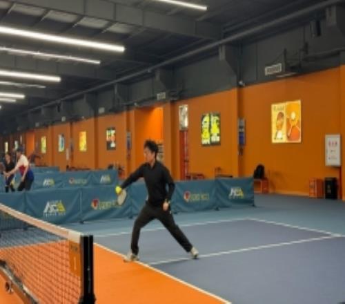 解说米勒分享打网球：一位匹克球高手