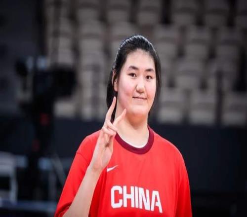 宫鲁鸣放心吧！女篮第1中锋开启职业生涯，联盟格局会被改变吗