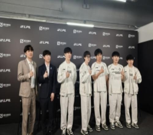 iG赛后群访教练：大家在比赛中相互鼓励调整这是赢下比赛的关键