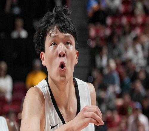 直击杨瀚森NBA首秀现场：开拓者老总拍肩鼓励，刘维伟为爱徒减压