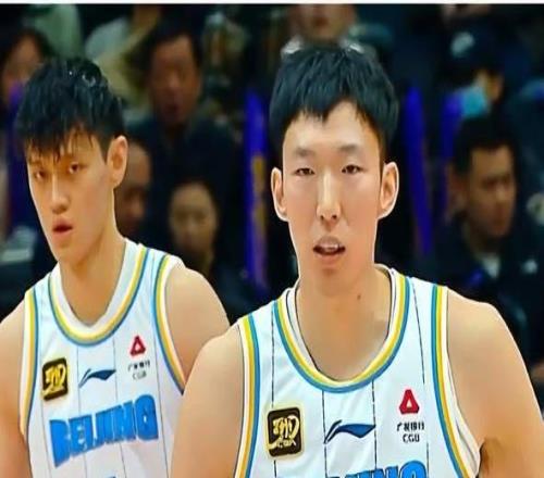 出去溜达一圈发现没人要，郭士强爱将回来了，搭档赵睿周琦冲冠吧