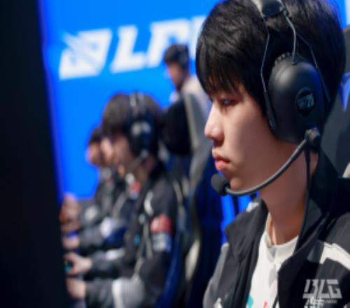 难道不是昨天网友晒疑似ON的游戏记录显示昨晚在玩海克斯大乱斗