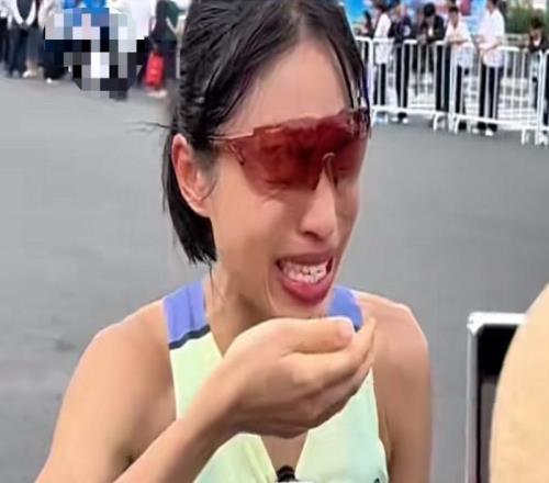 “最快女护士”哭诉调休难，跑友发声！主办方称未给其发奖金