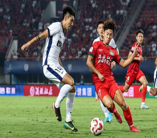 意外！何小珂回中超后职业生涯陷入低谷，效力三支球队都沦为替补