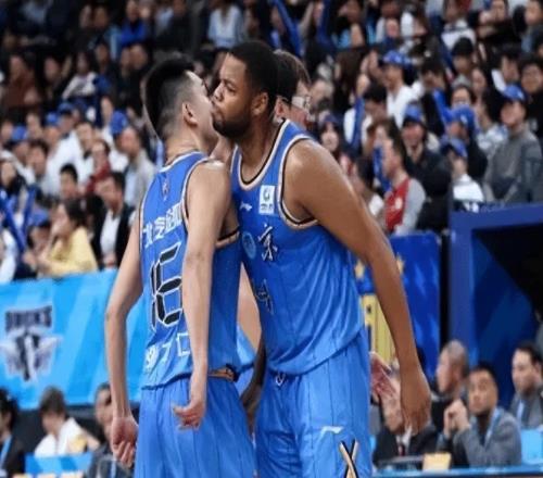 北京虐广东！曾凡博+双外轰61分，周琦赵睿划水，萨姆纳空砍31分