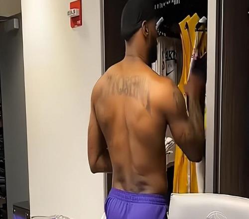 勒布朗打服最强詹黑！41岁没睡好都创8纪录一身腱子肉证顶级自律