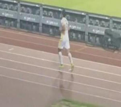 张玉宁回复球迷：去年没谢场是伤退两次转会给浙江留了100多万欧