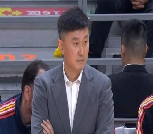 广东男篮创历史，庆祝海报却引发争议，功勋外援怒了：周琦不配！