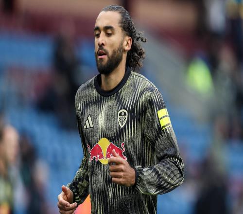 伯恩利对阵利兹联赛前，利兹前锋勒温拒绝单膝跪地