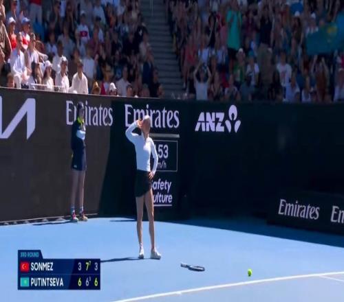 普丁塞娃赛后跳舞硬刚观众嘘声，梅总五盘逆转会师钱同学引爆舆论