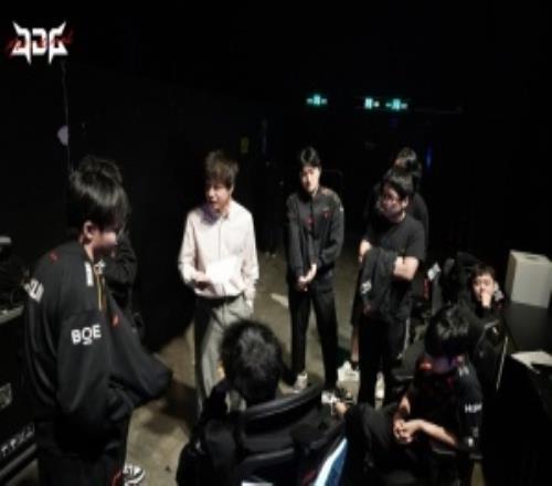 JDG成为最后一支晋级季后赛队伍：常规赛只赢过FPXWEWBG